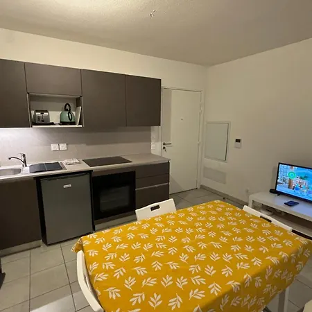 Duplex à Pour 4 Personnes, Wifi, Parking Et Tramway Appartamento